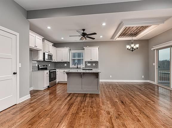 2nd image of 636 Oakwood Ln