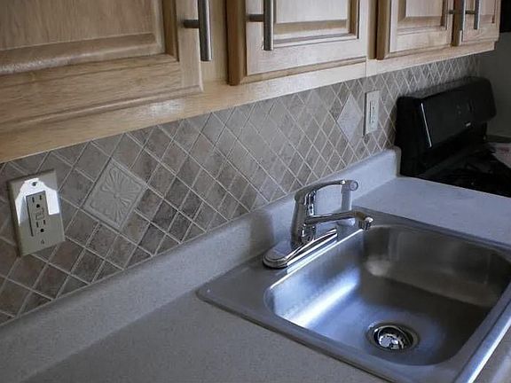 2nd image of 457 Hawthorne Ave #5
