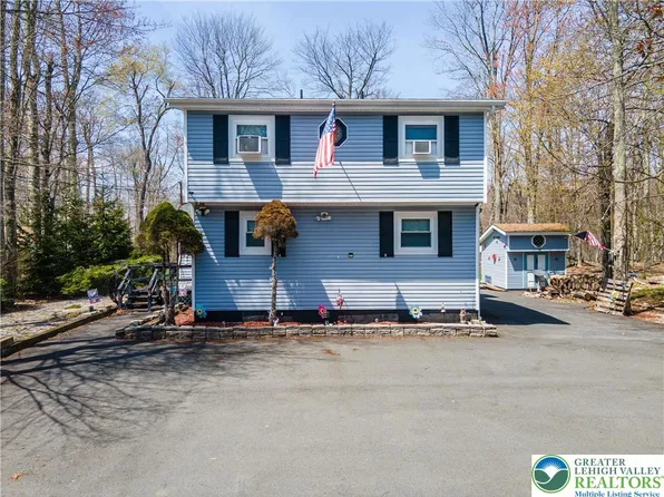 945 Country Place Dr, Tobyhanna, PA 18466