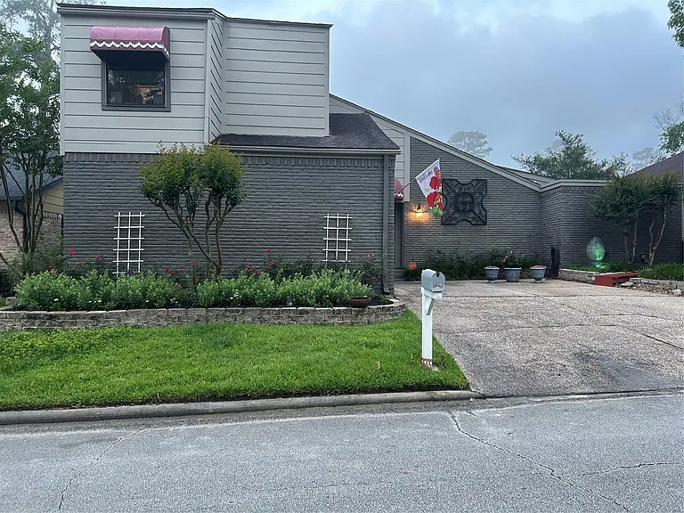 728 Hogan Dr — Photo 2