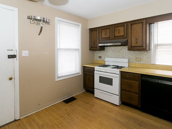 3rd image of 5654 W Higgins Ave #1