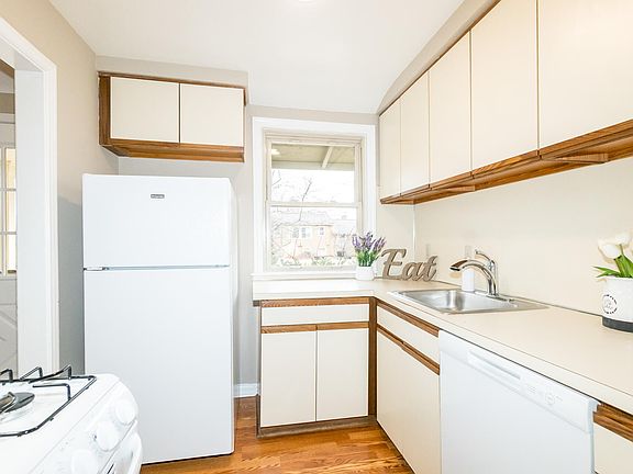 4th image of 2623 Pittsfield Blvd