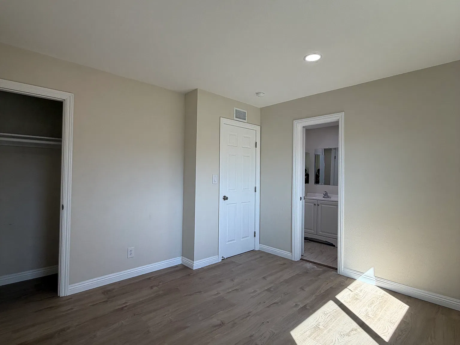 4 bed, 1250 sqft, $4,500 — Photo 3