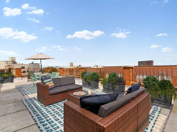 852 East Seventh Street image 1 of 10