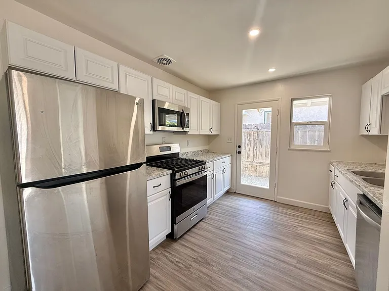 6131-6133 Horton Dr — Photo 3