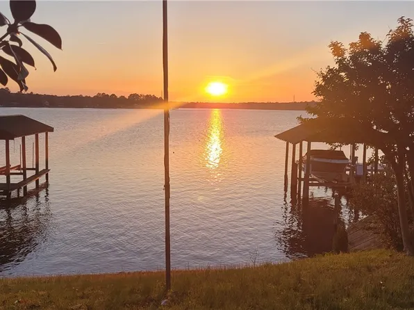 182 Shore Dr, Hartfield, VA 23071