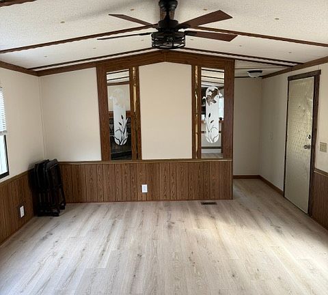 4th image of 307 Quiet Waters Ct