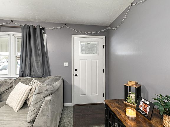 4th image of 908 W Broadmoor Street