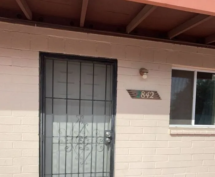 2842 N Los Altos Ave — Photo 2
