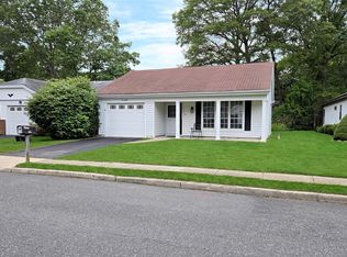 215 Kingston Dr, Ridge, NY 11961