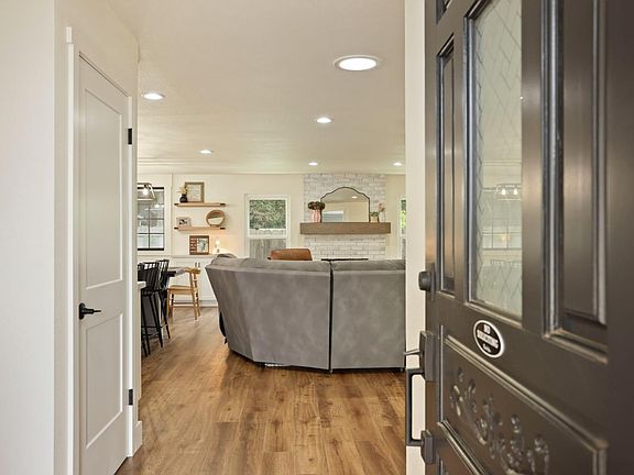 5th image of 213 Primula Ct