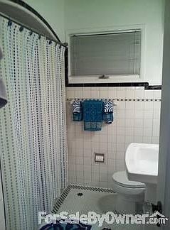 Bathroom
						:
						Bathrooms have neutral tile