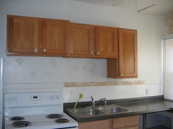 3rd image of 1865 Emerson Ave