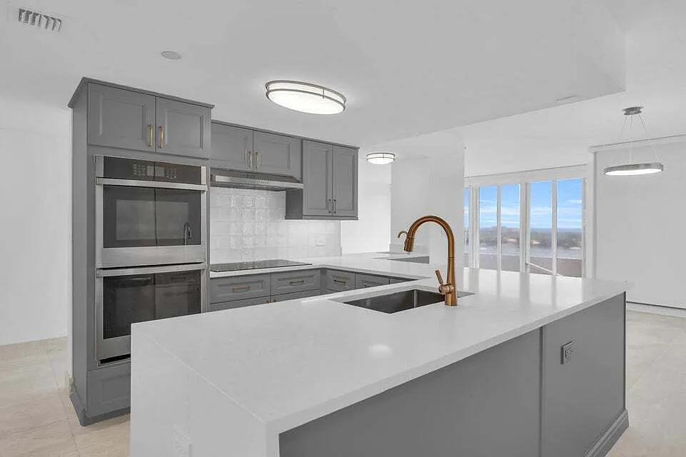 529 S Flagler Drive 14h - 1 — Photo 3