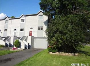 100 Iron Oak Cir, Liverpool, NY