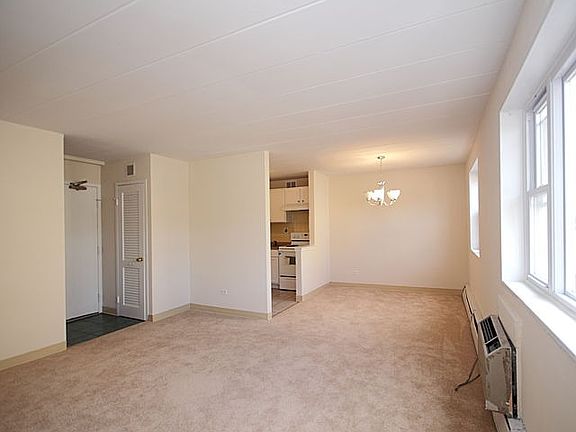 3rd image of 6161 N Hoyne Ave APT 212