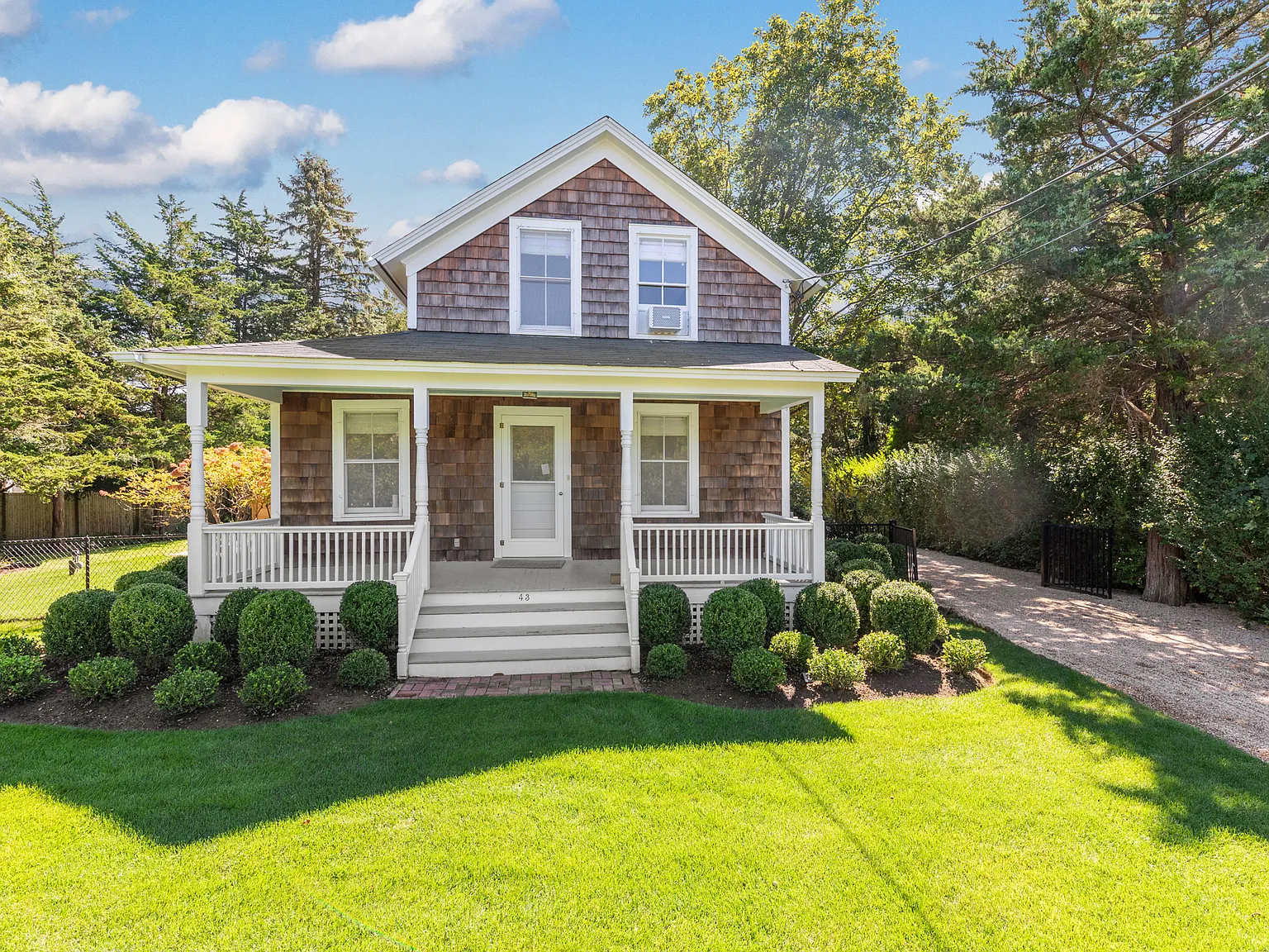 Charming Bridgehampton Village Home — Photo 1