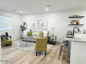 3 bed, 2.0 bath, 1007 sqft, $1,800 — Photo 4