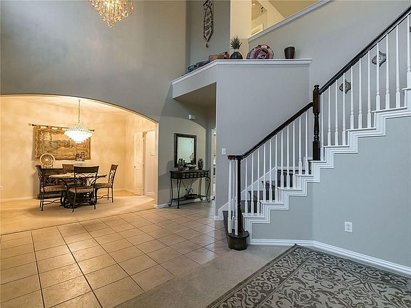 4th image of 1020 Pleasanton Dr