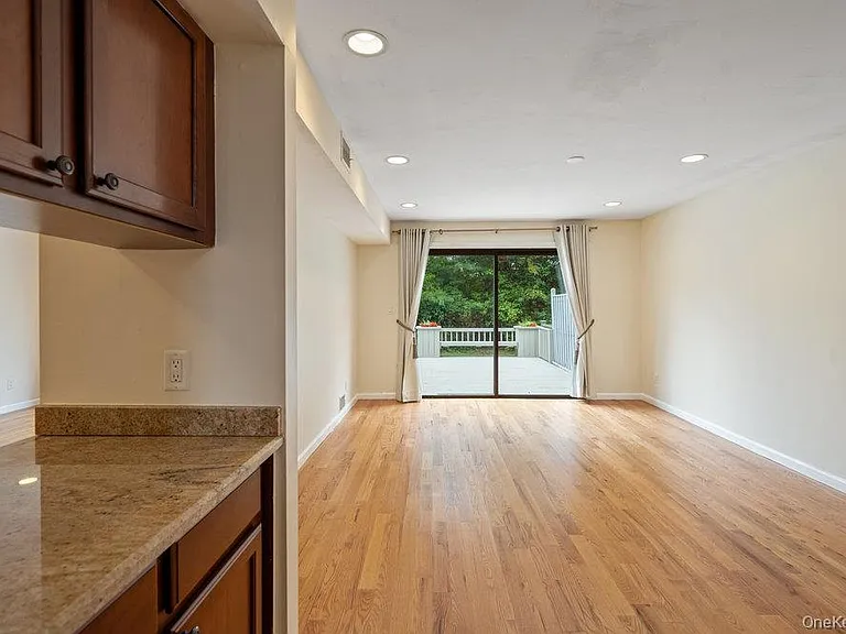 90 Foxwood Dr — Photo 7