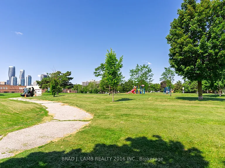 405 Hyacinthe Blvd #Townhouse 12 — Photo 25