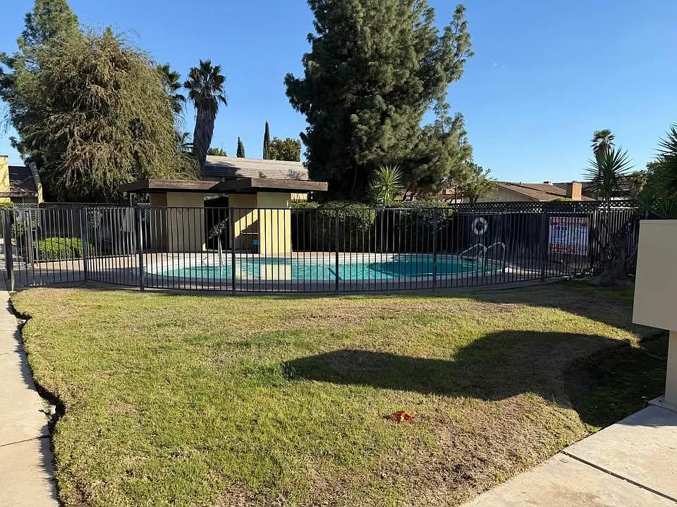 6071 N. — Photo 2
