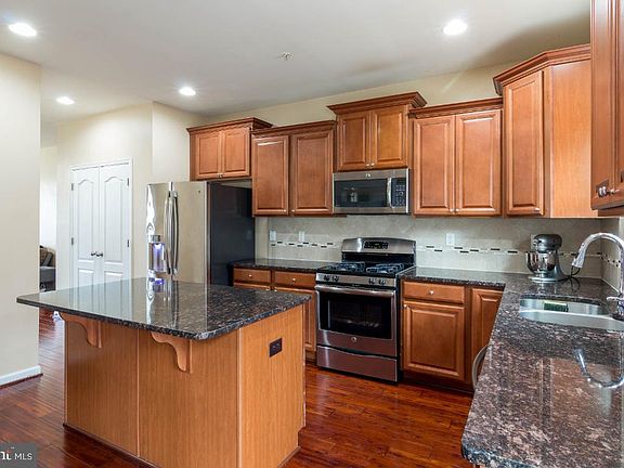 4th image of 1006 Pultney Ln