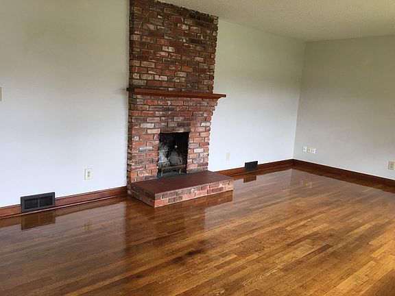 Living room with fireplace 
