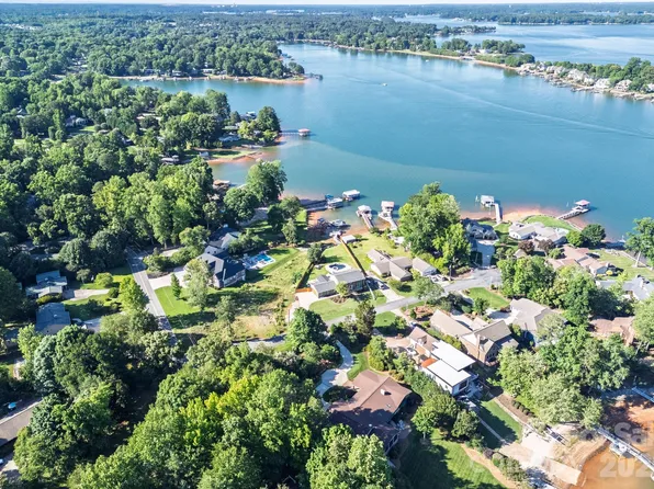 8005 Island View Ct, Denver, NC 28037