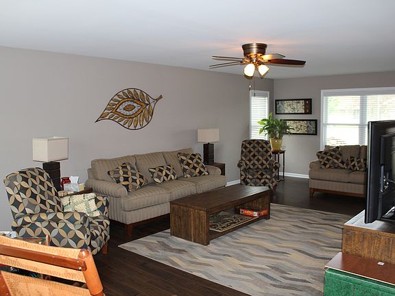3rd image of 735 Pheasant Ln
