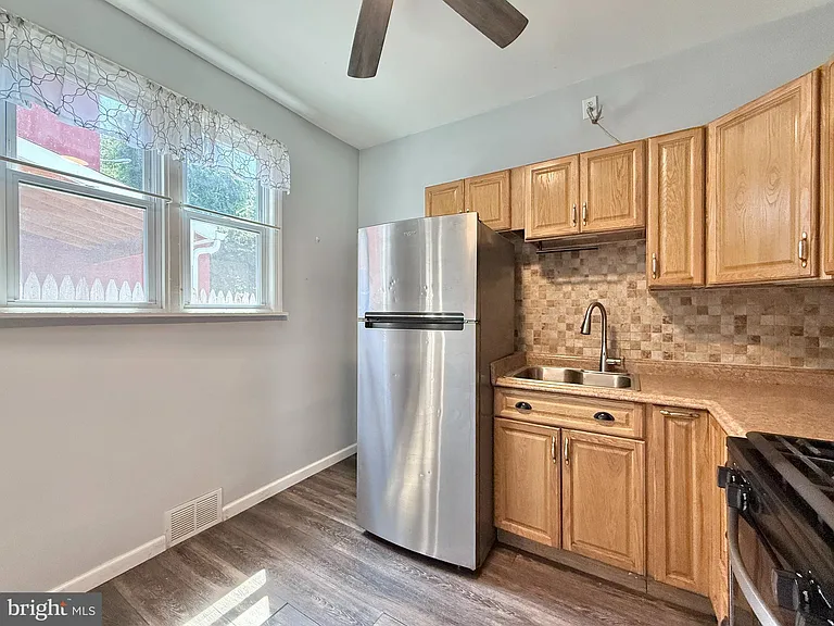 570 Line St — Photo 7