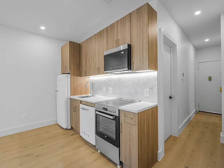 188 6th Ave #5R — Photo 3