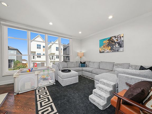 3rd image of 1802 W Diversey Pkwy APT A
