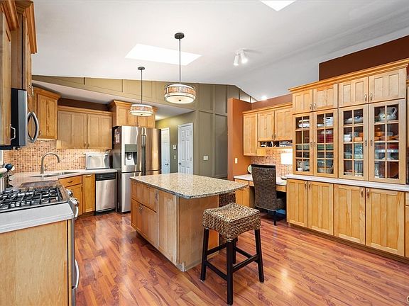 5th image of 105 Benedict Manor Dr