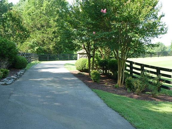 2nd image of 1175 Hillview Ln