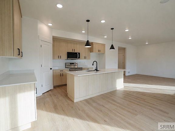 3rd image of 1084 Sharra Ave #4