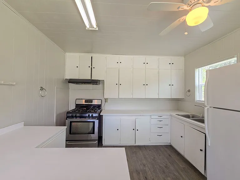 635 W Franklin St — Photo 8