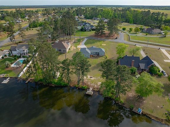 3rd image of 179 Woodlake Cir