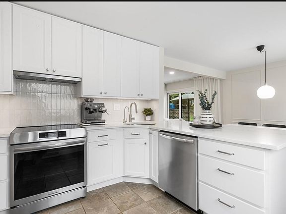 2nd image of 203 Elgin Ct