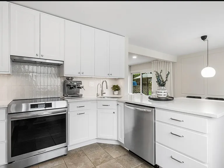 203 Elgin Ct — Photo 2