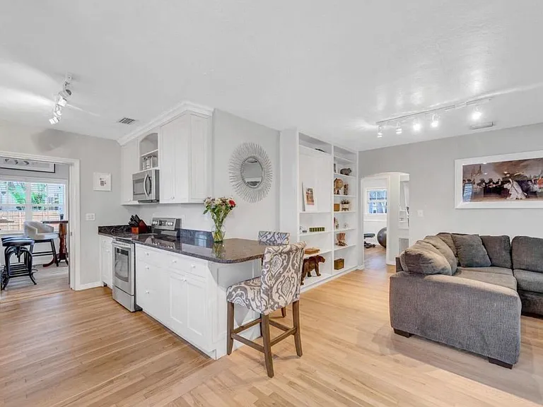 517 SW 10th St — Photo 5