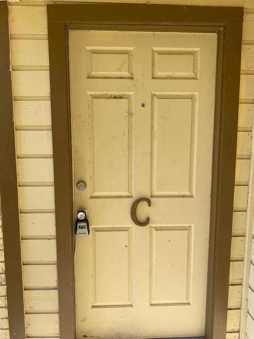 Spacious 2 Bed, 2.5 Bath Townhome Prime Location off Airline & Holly — Photo 1