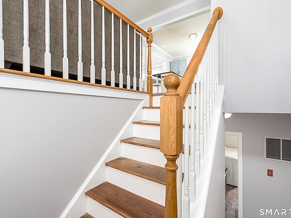 4th image of 239 Fairfield Avenue