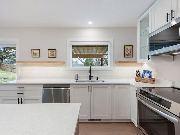 3rd image of 4921 Trillium Ln