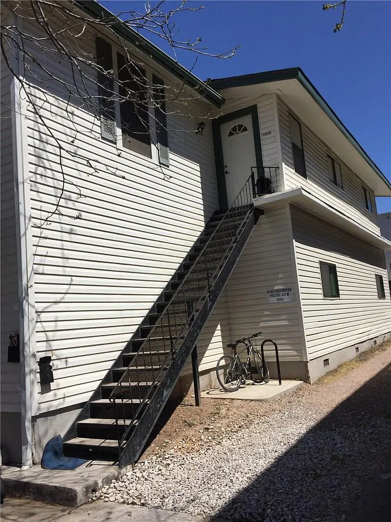 5 bed, 2.0 bath, 1952 sqft, $5,200 — Photo 2