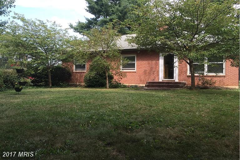 1st image of 105 N Colonial Dr