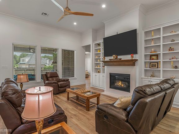 4th image of 301 Ayres Cir