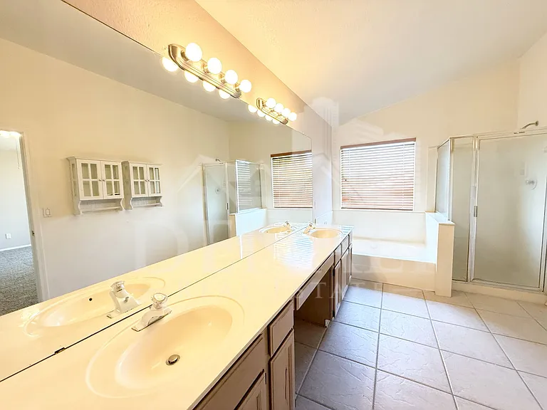 1425 E Chicago Cir — Photo 15