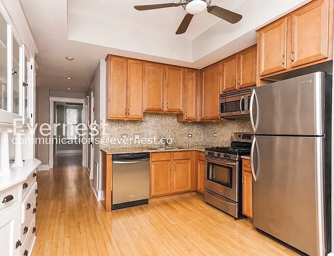 2 bed, 1.0 bath, 900 sqft, $2,390 — Photo 3