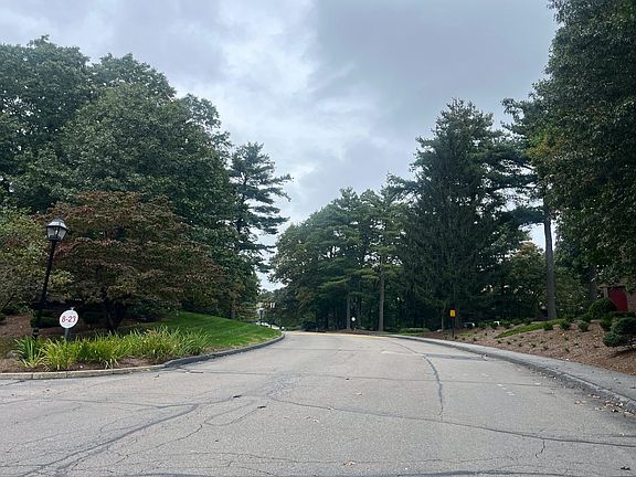 4th image of 8 Highwood Dr